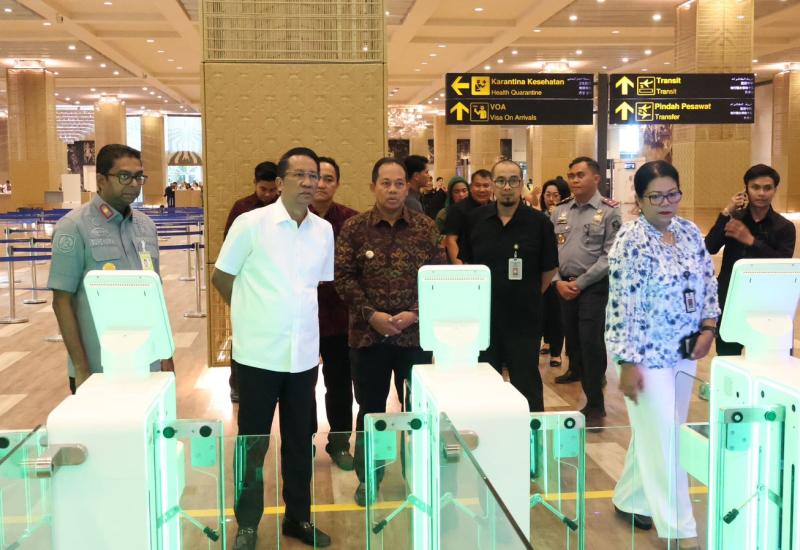 MENKUMHAM SUPRATMAN TINJAU LAYANAN IMIGRASI DI BANDARA NGURAH RAI