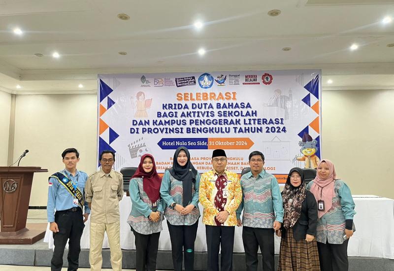 Plh Sekda Bengkulu, Khairil Anwar, membuka acara Selebrasi Krida Duta Bahasa 2024 yang berlangsung di Hotel Nala Sea Side pada Kamis (31/10/2024).   Selebrasi ini merupakan puncak dari rangkaian kegiatan yang bertujuan untuk memperkuat kesadaran literasi serta pelestarian bahasa daerah di kalangan pelajar dan mahasiswa di Provinsi Bengkulu.  Dalam sambutannya, Khairil Anwar, menyampaikan apresiasi kepada Balai Bahasa yang telah menginisiasi kegiatan tersebut.   “Kita harus bangga dengan kekayaan bahasa yang