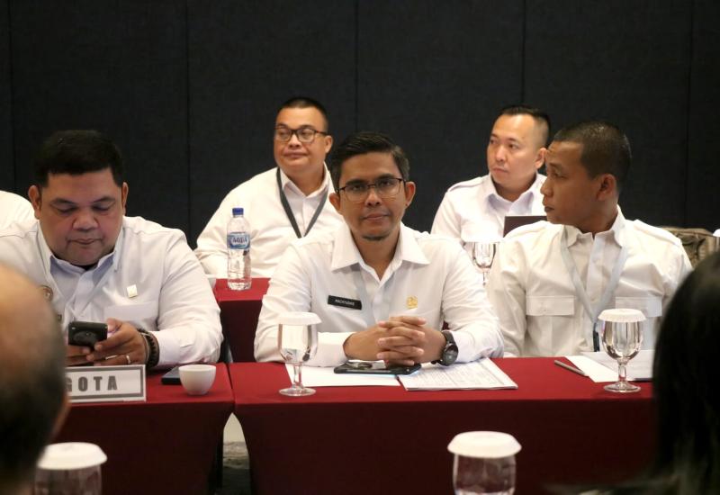 JAKARTA – Rabu (11/7) Dalam rangka Rapat Koordinasi (Rakor) Akselerasi Corporate University 2024 yang berfokus pada Pengembangan Kompetensi Sumber Daya Manusia (SDM) yang Inklusif dan Berkelanjutan, Kepala Kantor Wilayah Kementerian Hukum dan HAM Bengkulu, Santosa, terlibat dalam komisi II dimana tugasnya membahas Pedoman Pelaksanaan Corporate University, dengan didukung oleh Kepala Divisi Administrasi Kementerian Hukum dan HAM Bengkulu, Machyudhie, yang terlibat di komisi III yang memiliki tugas membahas r