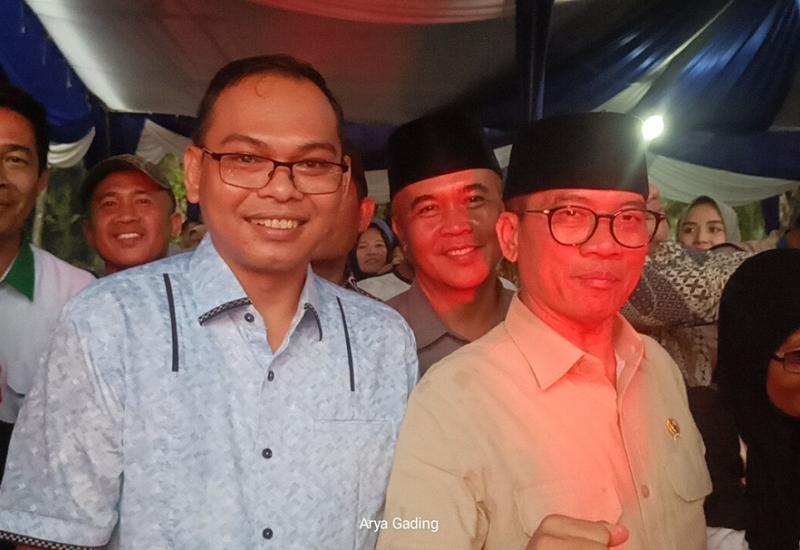 Calon Bupati Seluma nomor urut 1 Teddy Rahman menyambangi Menteri Desa, Pembangunan Daerah Tertinggal (PDT), Yandri Susanto, yang sedang melakukan kunjungan kerja di Pasar Seluma, Kecamatan Seluma Selatan.