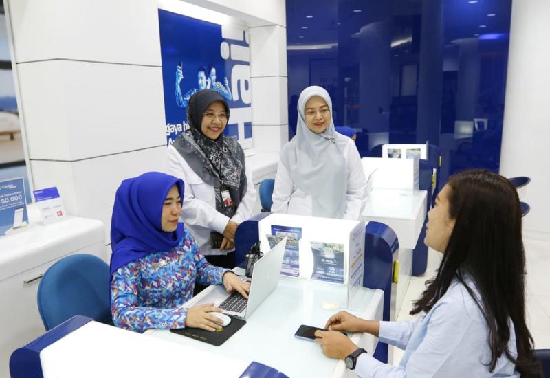 Head Direct Channel XLSMART Region West, Nadra Dwiyana dan Regional Service Excellence XL Center Medan, Aceh, dan Bengkulu, Cut Maha Ratu saat bersama pelanggan di XL Center Diponegoro Medan, Kamis (4/9).