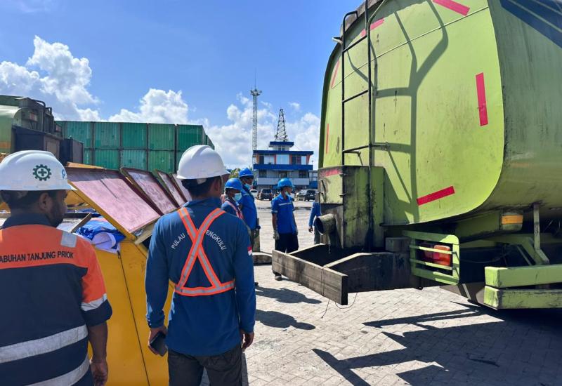 PTP Nonpetikemas Bengkulu Perdana Operasikan Layanan Drop Tank Curah Cair di Pelabuhan Pulau Baai