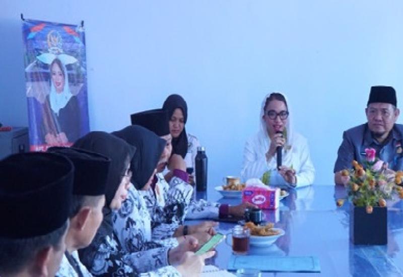 Senator Bengkulu Apt. Destita Khairilisani, S.Farm., M.S.M melaksanakan kegiatan reses bersama para pemangku kepentingan bidang pendidikan di Ruang Rapat Dinas Pendidikan dan Kebudayaan Kota Bengkulu, Senin (27/4/2026).