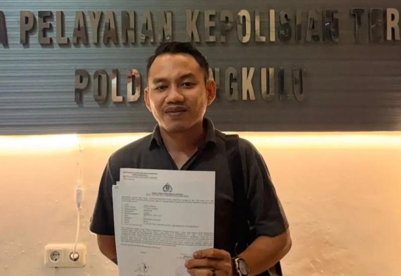 Kasus dugaan kekerasan di tempat hiburan malam Kota Bengkulu kembali mencuat. Setelah sebelumnya terjadi dugaan pengeroyokan antar pengunjung, kini seorang pria berinisial TW dilaporkan ke Polda Bengkulu atas dugaan pengancaman menggunakan pistol terhadap wartawan.