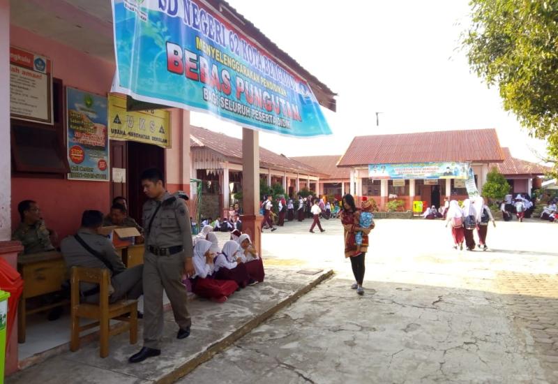 Hari pertama sekolah, dijaga satpol pp
