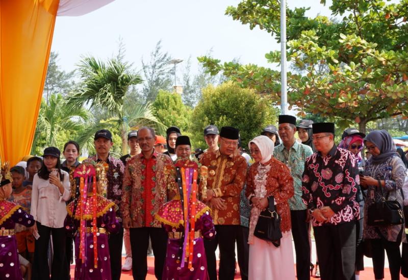 Gubernur membuka festival