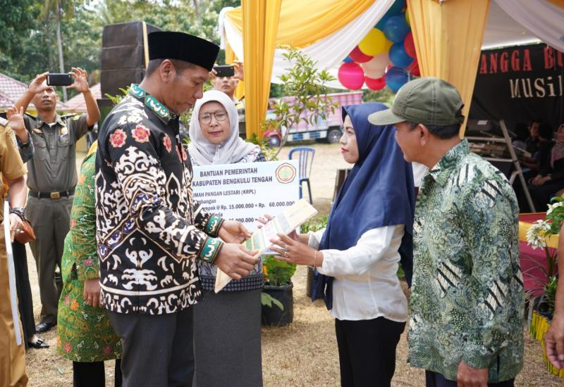 Wakil Gubernur Dedy Ermansyah juga menyerahkan bantuan kepada Kelompok Tani Nelayan Andalan (KTNA) dan Kelompok Wanita Tani penerima manfaat kegiatan KRPL Kabupaten Bengkulu Tengah.